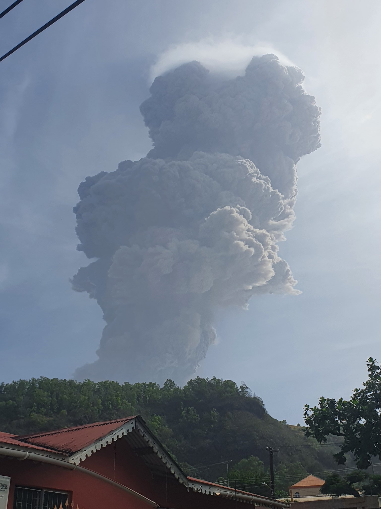 Explosive eruption rocks volcano on Caribbean island of St. Vincent ...